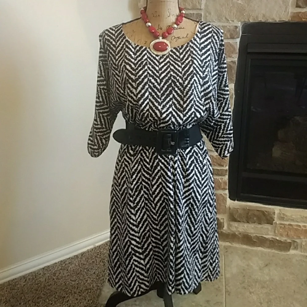 Studio Y Black & White Chevron Slit Sleeve Dress Size M #750